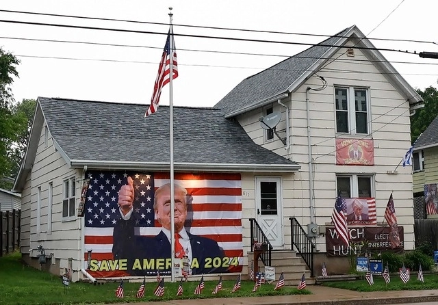 Una casa muestra pancartas en favor del candidato republicano a la presidencia de EU, Donald Trump. Foto Afp