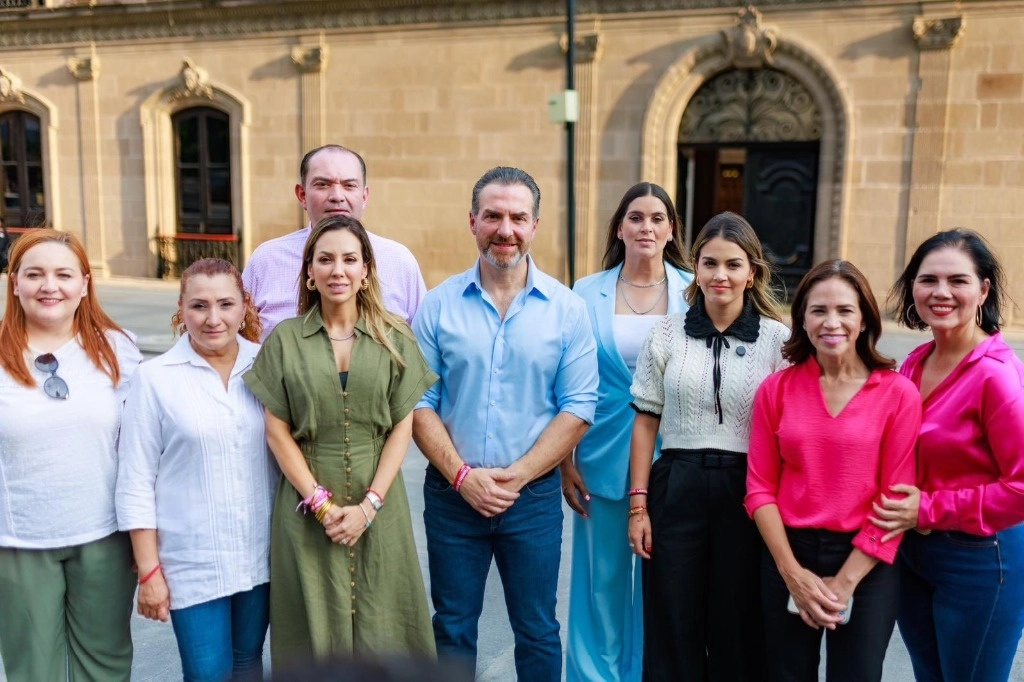 Adrián de la Garza junto a militantes del PRI posaron para publicar una foto en sus redes sociales este 5 de junio de 2024.