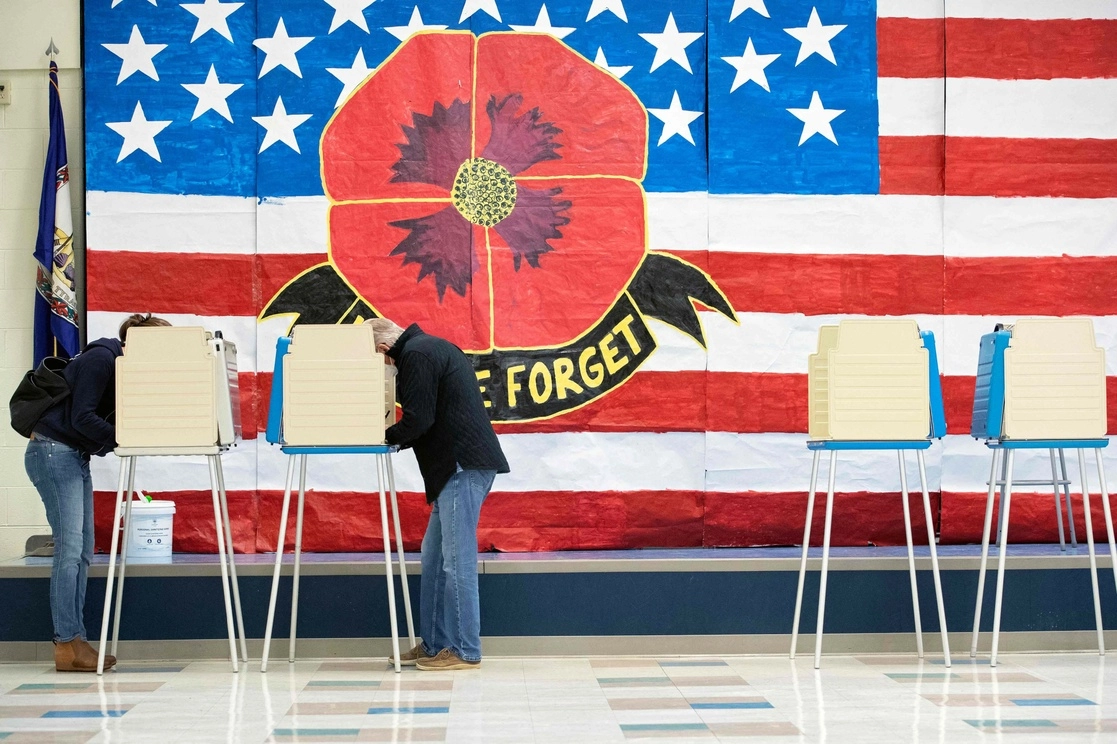 Centro de votación en la primaria Robious durante las elecciones intermedias de Estados Unidos en Midlothian, Virginia, el 8 de noviembre de 2022. Foto Afp