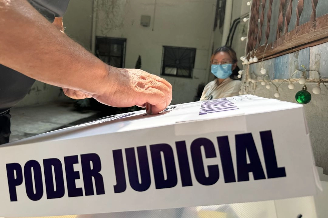 Ciudadano emite su voto durante la elección judicial en imagen de archivo. Foto 