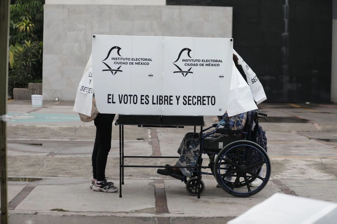 Habitantes de la alcaldía Cuauhtémoc asisten a votar en la colonia Santa María la Ribera, para la elección del Poder Judicial, en la Ciudad de México, el 1 de junio de 2025. 
