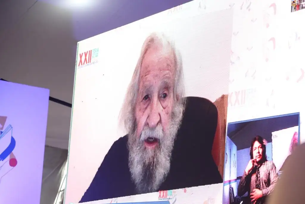 Noam Chomsky en videoconferencia donde fue entrevistado. Foto María Luisa Severiano