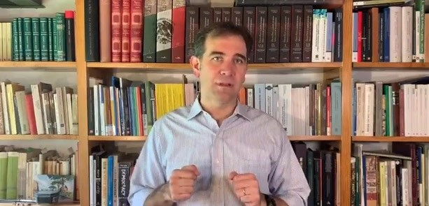 El presidente del INE, Lorenzo Córdova, confirmó que se desarrolló un protocolo específico para las actividades de integración de mesas directivas de casilla para las elecciones de octubre. Imagen tomada del video difundido en Twitter @lorenzocordovav