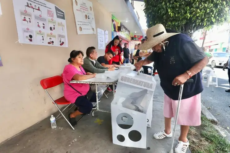 Votantes acuden a una casilla ubicada en el centro de Ciudad Nezahualcóyotl, en el Estado de México, el 4 de junio de 2023. Foto Luis Castillo


