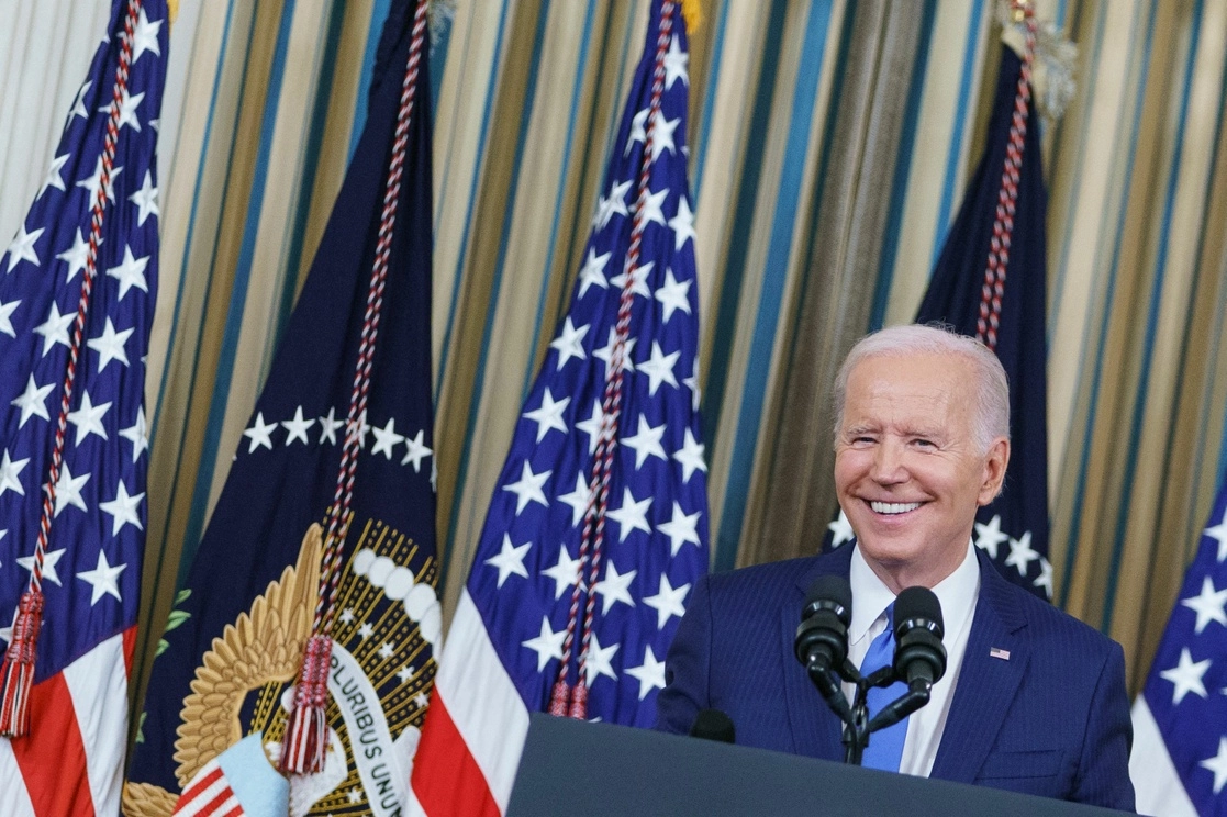 El presidente de EU, Joe Biden y el Partido Demócrata celebran no haber sufrido las derrotas que se vaticinaban en las elecciones intermedias. Foto Afp