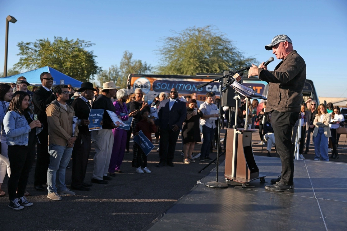 El senador estadounidense Mark Kelly habla durante un mitin de campaña con la candidata demócrata a gobernador de Arizona, Katie Hobbs. Foto Afp