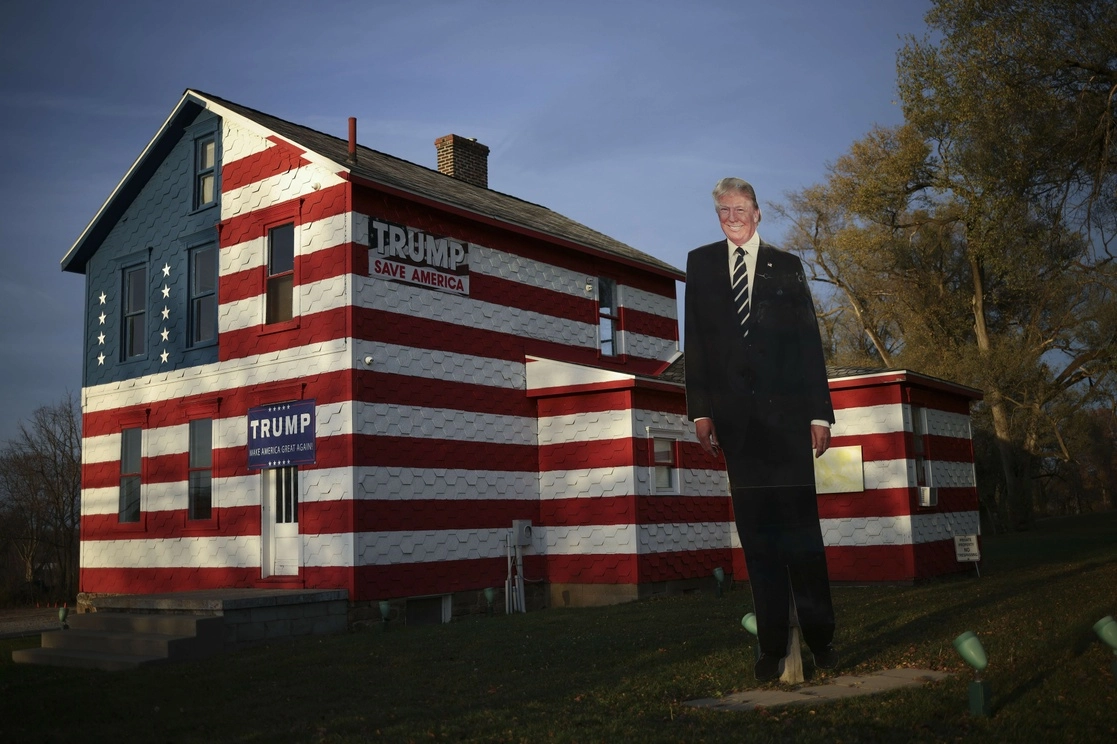 Una casa conocida como la "Casa Trump", pintada de rojo, blanco y azul y decorada con un recorte del expresidente estadounidense Donald Trump. Foto Afp