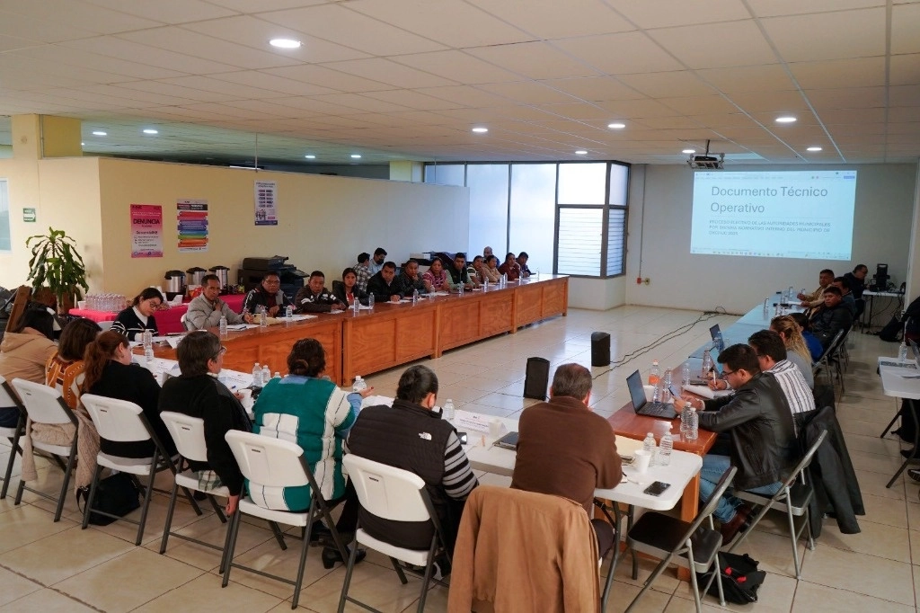 La consejera presidenta del IEPC, María Magdalena Vila, explicó que ya se aprobaron los lineamientos y se prevén dos fechas: el 23 de febrero de 2025 se  llevará a cabo la elección para presidente municipal mediante urnas con boletas electorales, y una asamblea general comunitaria a mano alzada el 26 de febrero de 2025 para los cargos sindicatura y regidurías. Foto @IEPCChiapas