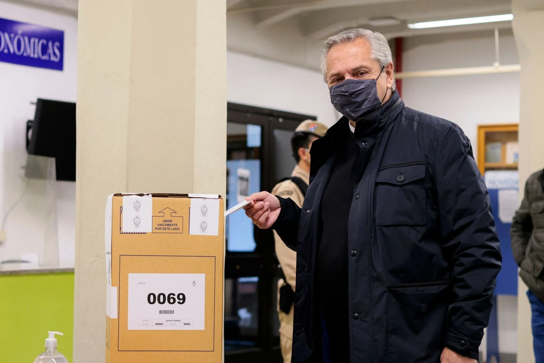 El presidente de Argentina, Alberto Fernández, emitió su voto en las elecciones Primarias Abiertas, Simultáneas y Obligatorias (PASO). Foto Afp