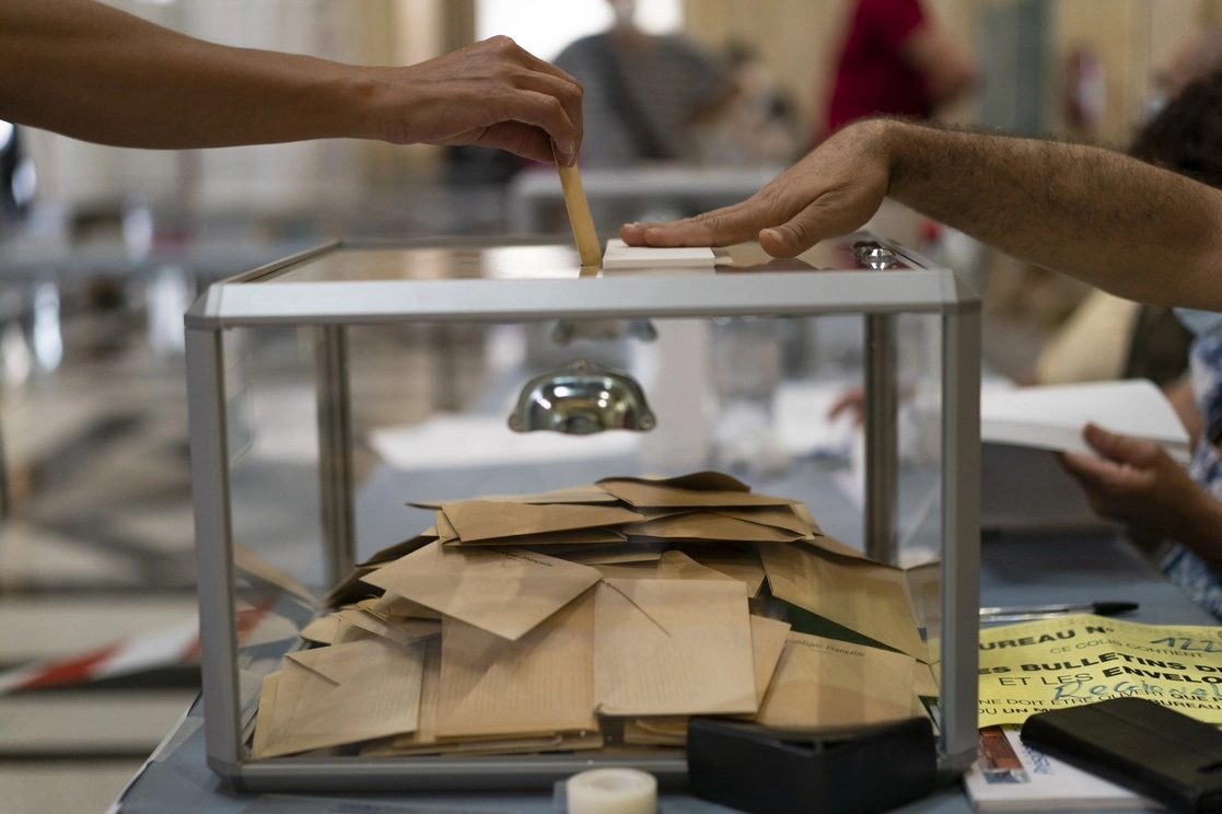 Una mujer emite su voto en las elecciones regionales en Marsella, Francia. Foto Ap 