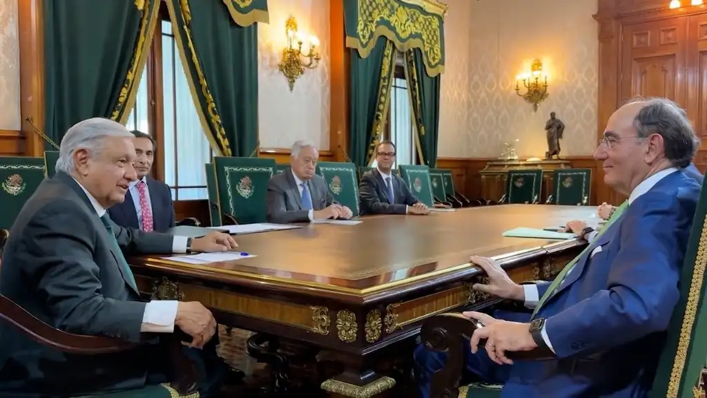 El presidente Andrés Manuel López Obrador charla en Palacio Nacional con Ignacio Sánchez Galán, dirigente global de Iberdrola. Los acompañan el secretario de Hacienda, Rogelio Ramírez de la O, y el director de la CFE, Manuel Bartlett. Foto Presidencia