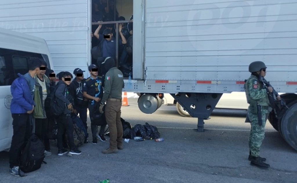 Elementos del Ejército detuvieron a los 14 extranjeros que viajaban a bordo de una camioneta en la maxipista de Culiacán, Sinaloa. Foto Tomada de X @SEDENAmx / Archivo