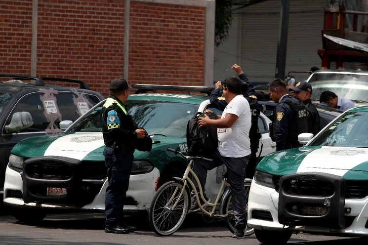 Elementos de la SSC detuvieron a cuatro persona cuando asaltaban una marisquería en la alcaldía Iztapalapa. Foto Alfredo Domínguez / Archivo
