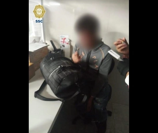 El hombre de 50 años dialogó con los policías y confesó que tenía intención de arrojarse a las vías del metro. Foto Cortesía SSC CDMX