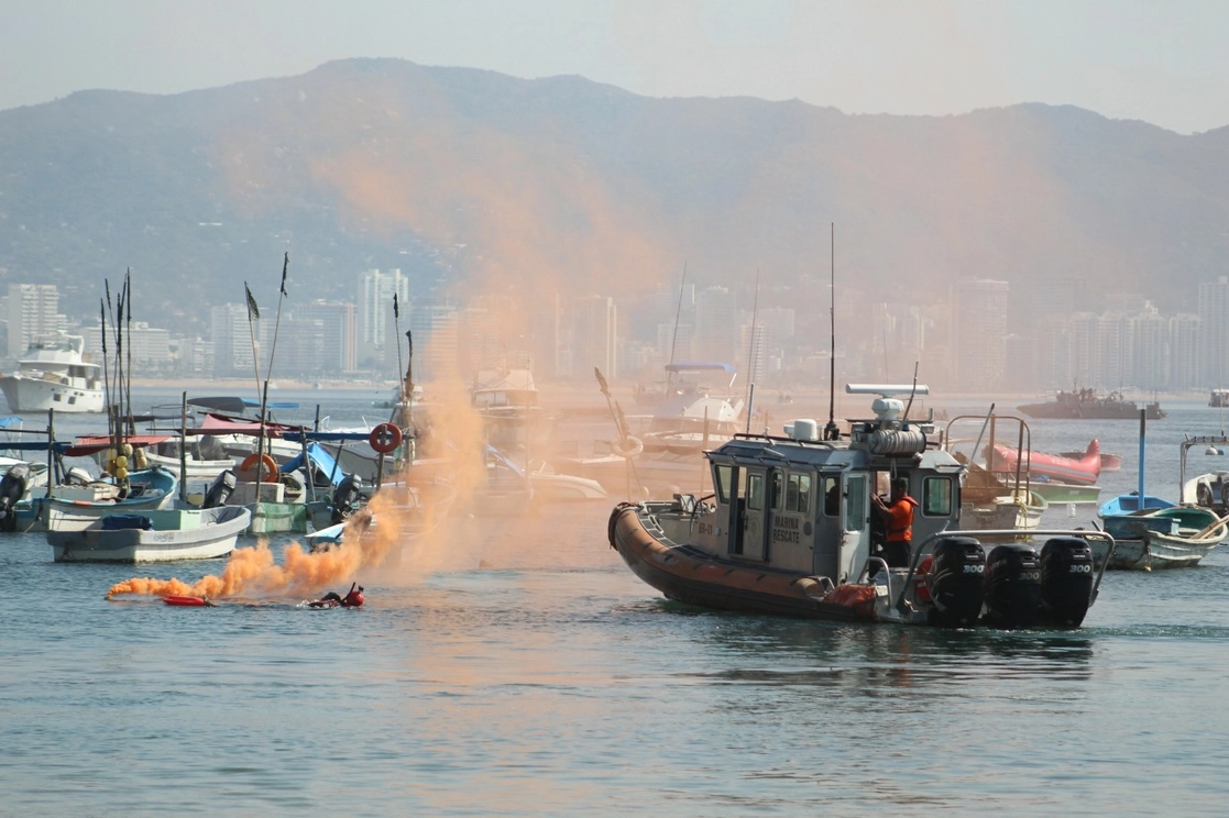 Elementos de la Semar realizan ejercicios tácticos y demostraciones en diferentes playas del puerto, en el contexto de la operación Salvavidas Invierno 2022. Foto Héctor Briseño