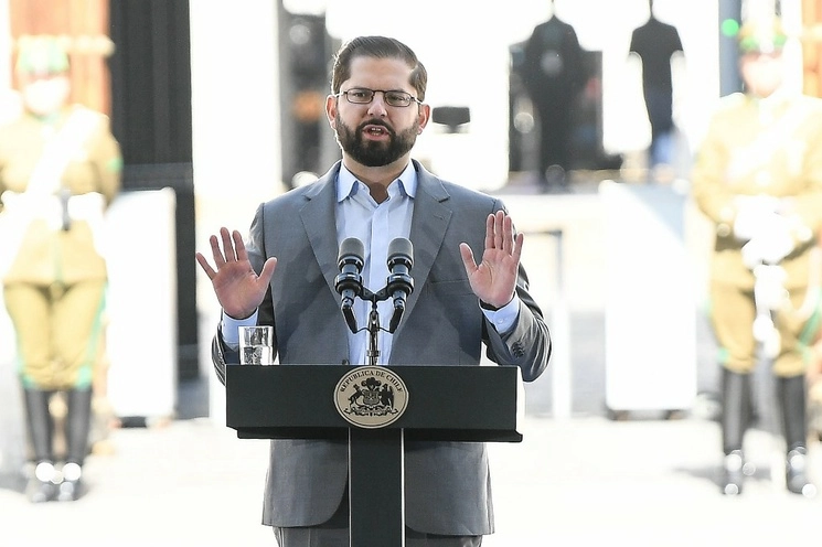 Gabriel Boric, presidente de Chile, promulgó una ley para aumentar el número de elementos de la policía militarizada. Foto Xinhua