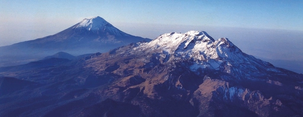 “Los volcanes son nuestros padres. Ninguno más dueño de México que el Popocatépetl. Ninguna más celosa del honor de la patria que Iztaccíhuatl”, escribe Poniatowska en el ensayo ‘Una mirada candente sobre la nieve’, que aparece en el ejemplar. Foto cortesía del autor 