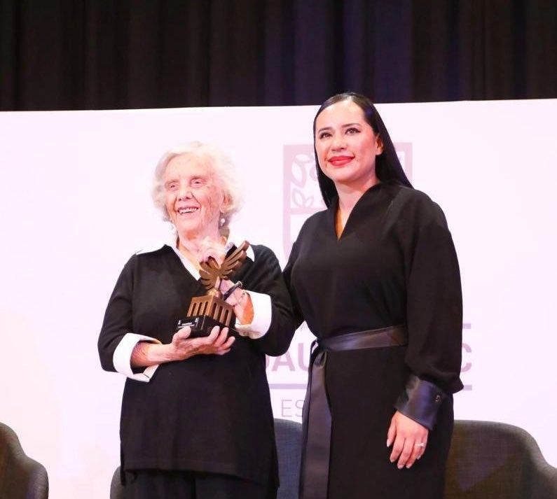 En el Teatro Ernesto Gómez Cruz, ubicado en el Tlatelolco, la escritora y periodista hizo alusión al sitio, al destacar su regreso a Tlatelolco. Foto tomada del Twitter de @AlcCuauhtemocMx