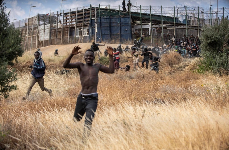 En imagen de archivo, migrantes cruzaron las vallas que separan el enclave español de Melilla de Marruecos en Melilla, España, el 24 de junio de 2022. Foto Ap