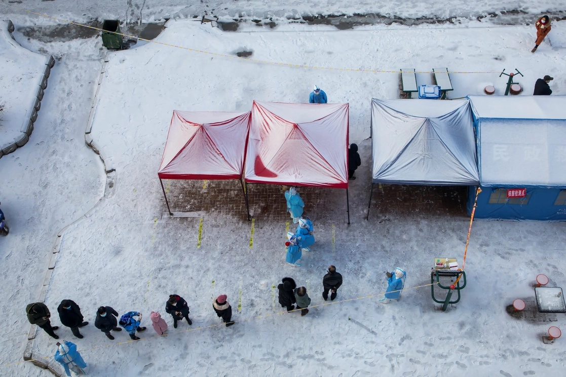 Residentes de Jilin en China hacen fila para someterse a pruebas de covid-19. Foto Afp
