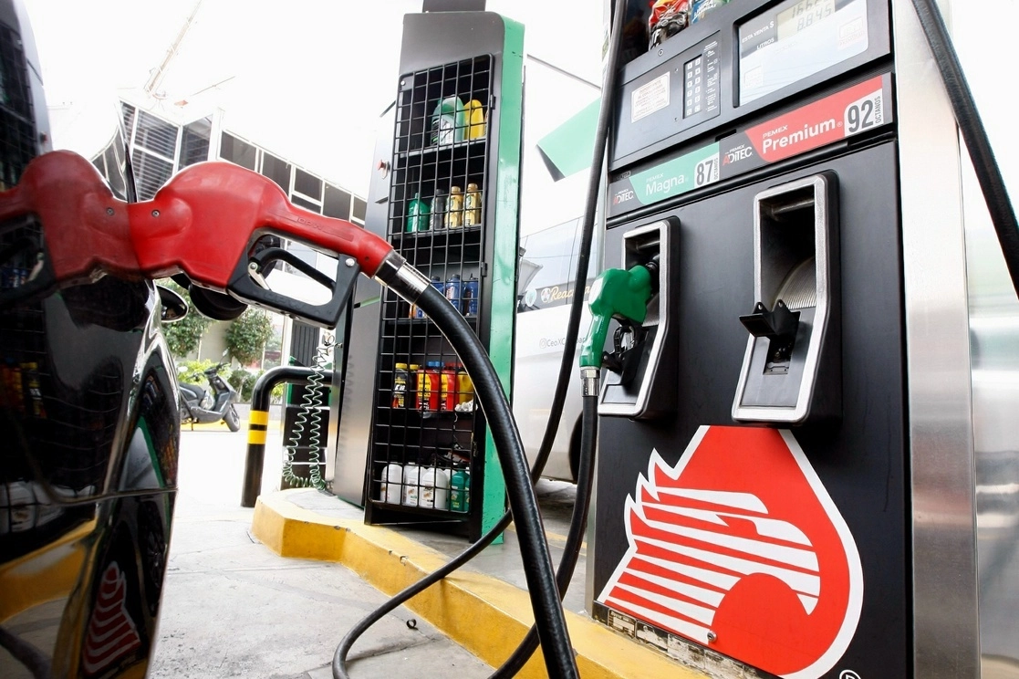 Gasolinera en la Ciudad de México. Foto Roberto García Ortiz / Archivo