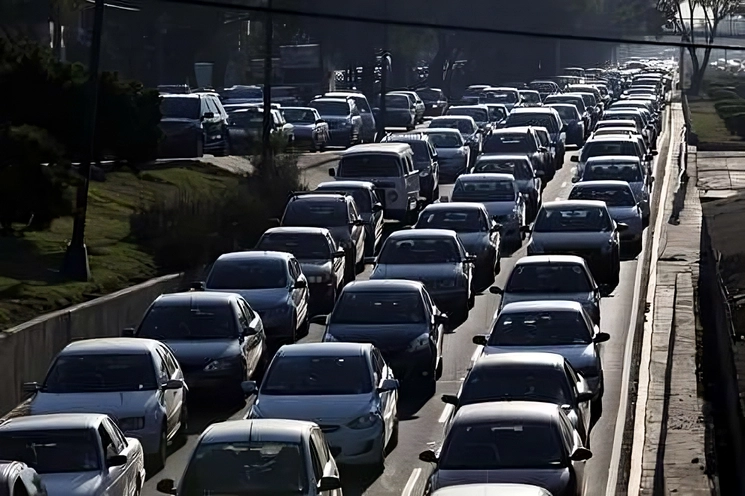 En el método dinámico de evaluación en la verificación vehicular se incrementan los límites, al pasar de 250 ppm a 700 ppm para los vehículos año-modelo 2006 y posteriores, “debido a que algunos de los vehículos no logran una medición menor a 250 ppm". Foto Alfredo Domínguez / Archivo  