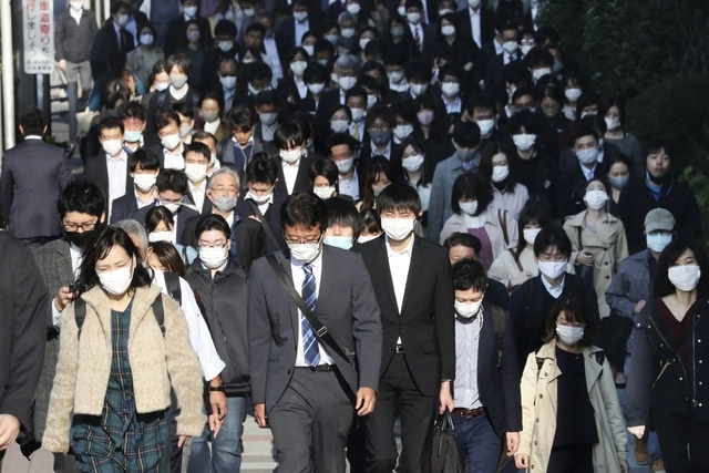 La capital japonesa, Tokio, registró un récord de 534 infecciones nuevas diarias por Covid-19. Foto Ap 