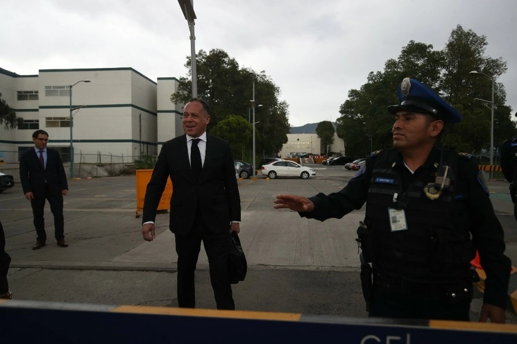 Miguel Ontiveros, abogado de Emilio Lozoya Austin, ayer, a su salida del Reclusorio Norte. Foto Yazmín Ortega Cortés 




