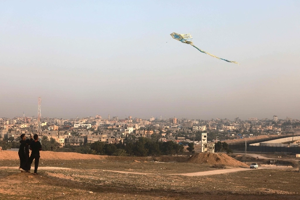 Niños palestinos vuelan una cometa en Rafah, en el sur de la Franja de Gaza, en medio del conflicto en curso en el territorio palestino entre Israel y el grupo militante Hamás. Foto Afp