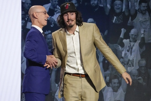 El basquetbolista Jaime Jaquez Jr (der) junto con el comisionado de NBA, Adam Silver (izq) tras ser seleccionado por el Miami Heat. Foto Ap 