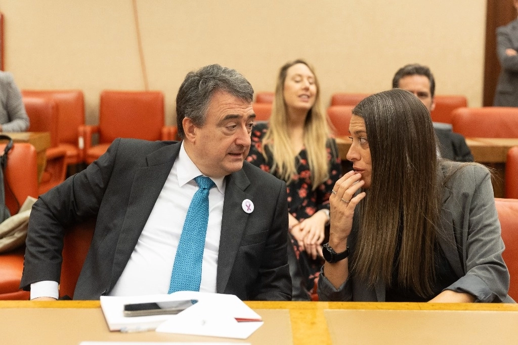 El portavoz del PNV en el Congreso, Aitor Esteban, y la diputada y portavoz de Junts, Miriam Nogueras, conversan en Madrid, el 21 de noviembre de 2023. Foto Europa Press