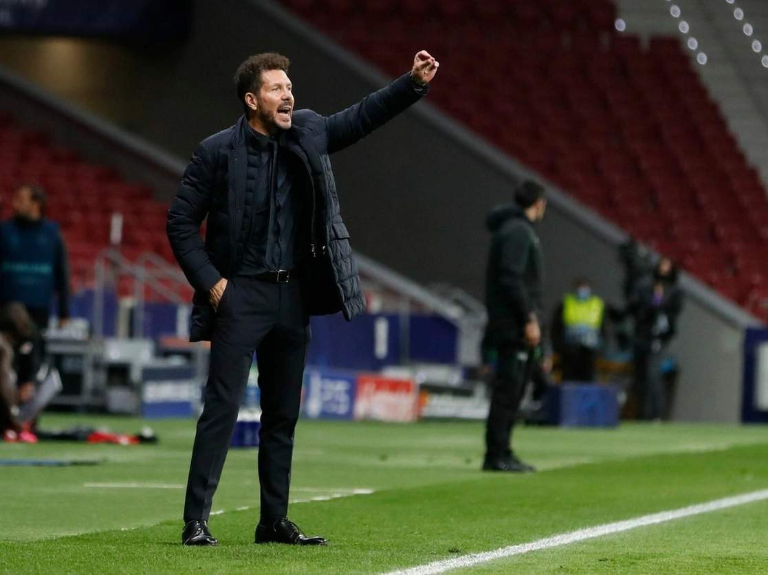 El argentino, quien acumula 502 partidos en el banquillo del ‘Atleti’, es el timonel rojiblanco más laureado del club madridista con siete títulos. Foto tomada del Twitter de @Simeone
