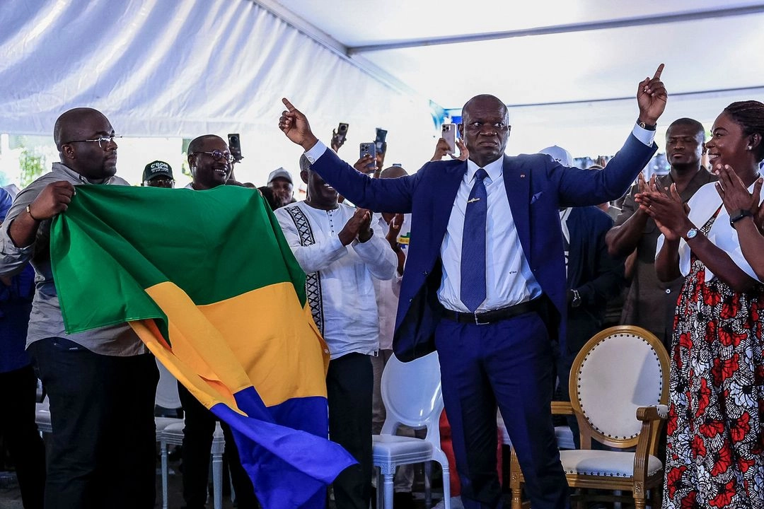 El jefe de la junta de Gabón, Brice Oligui Nguema (centro), celebra su victoria en las elecciones presidenciales en su sede de campaña en Libreville, el 13 de abril de 2025.
