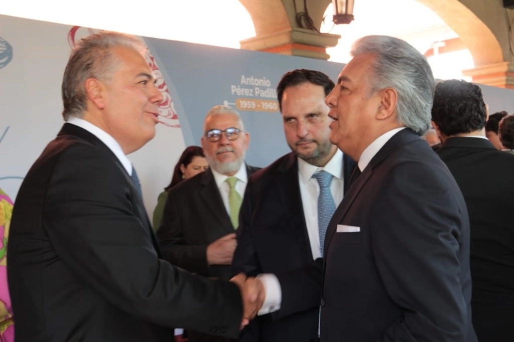 El presidente de la 
Canaco, Jesús Rodríguez Cárdenas saluda a Ignacio Alarcón (izquierda) durante su toma de protesta como nuevo Presidente Nacional de la Cámara Nacional de la Industria de Restaurantes y Alimentos Condimentados. Foto @Canirac