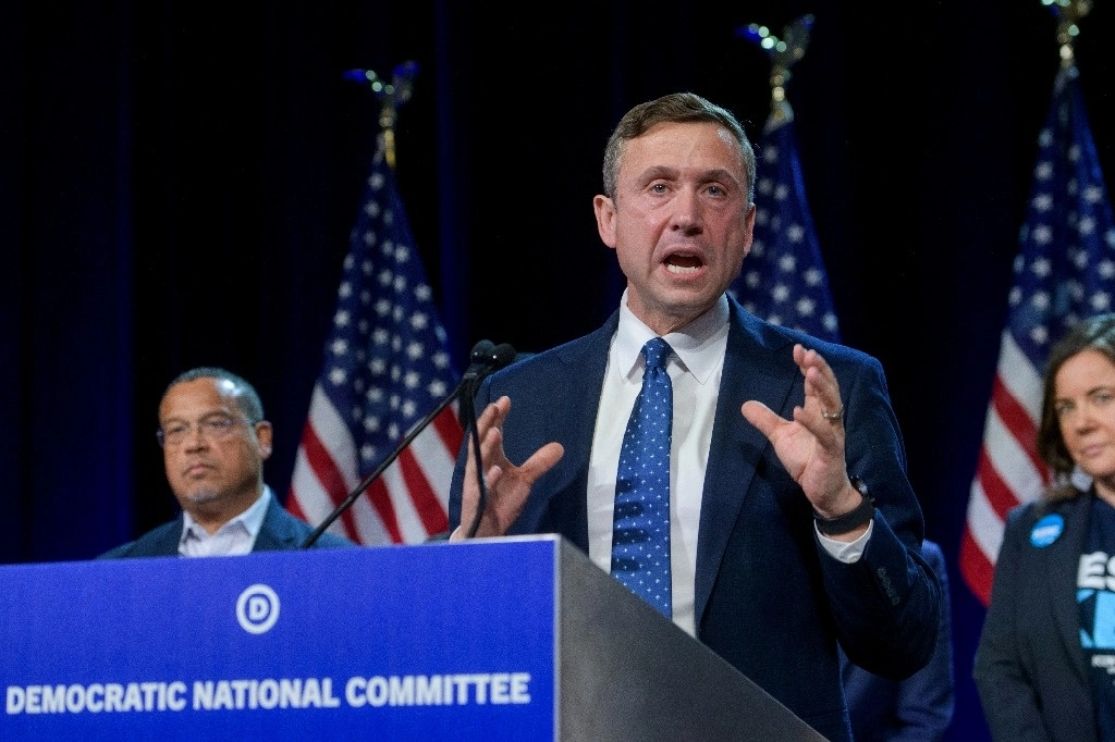 El recién elegido presidente del Comité Nacional Demócrata, Ken Martin, habla después de ganar la votación en la Reunión de Invierno del Comité Nacional Demócrata en Maryland, el 1 de febrero de 2025. Foto Ap