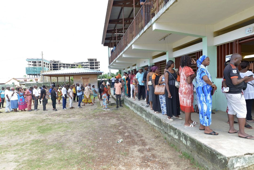 Los votantes hacen fila para emitir su voto en el colegio electoral Louis Bigman de Libreville durante las elecciones presidenciales de Gabón, el 12 de abril de 2025.