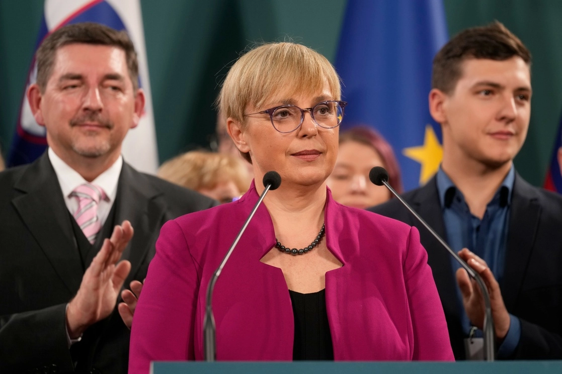 Natasa Pirc Musar se dirige a los medios de comunicación después de que se cuenta la mayoría de los votos, en Ljubljana, Eslovenia, el 13 de noviembre de 2022. Foto Ap