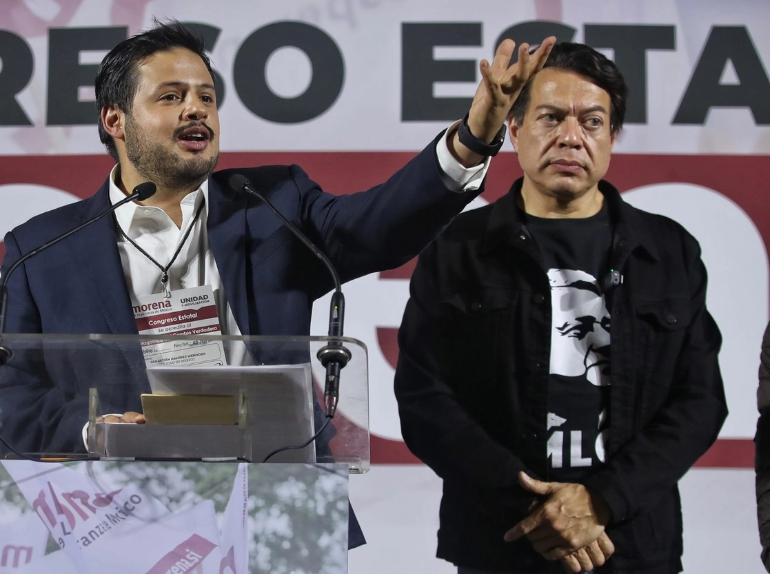 El presidente nacional de Morena, Mario Delgado, presenta en a Sebastián Ramírez, como nuevo líder de ese partido en la Ciudad de México, el 28 de agosto de 2022. Foto Marco Peláez