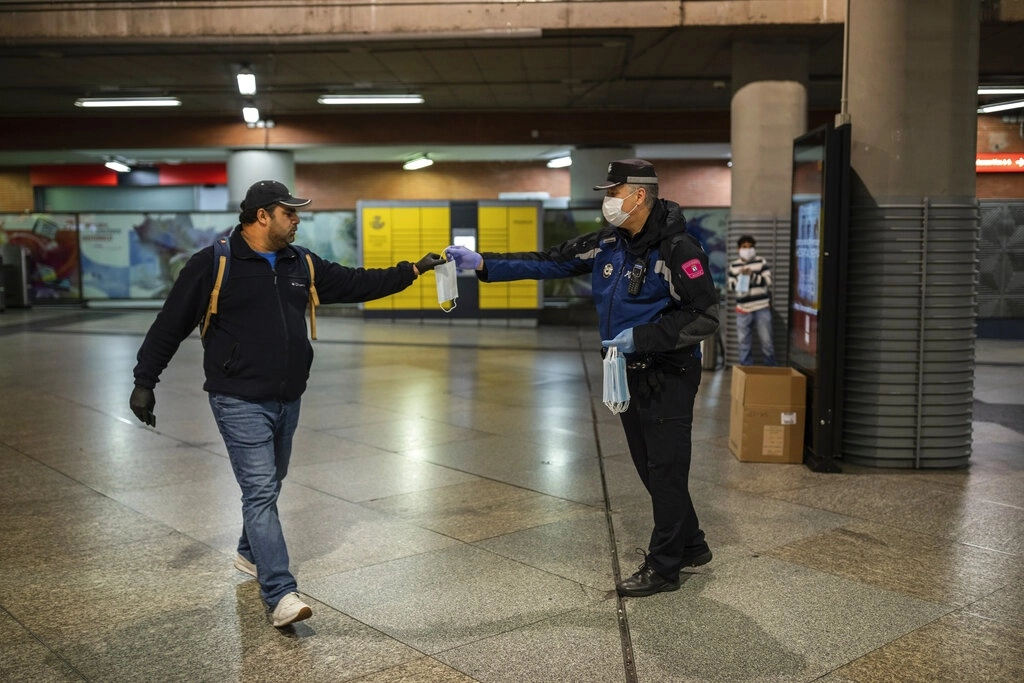 El cubrebocas seguirá siendo obligatoria sólo en centros de salud y hospitales, los geriátricos y el transporte público. La imagen, en la estación del Metro de Atocha, en Madrid. Foto Ap / Archivo

