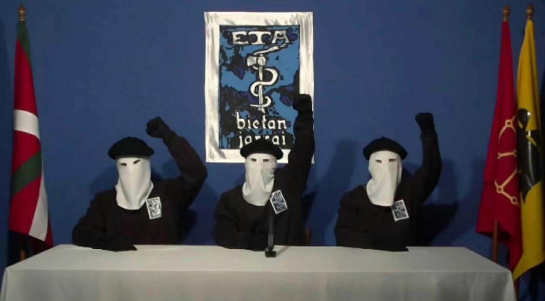 Integrantes de ETA declaran el final de su actividad armada a través de un video. Foto Ap / Archivo