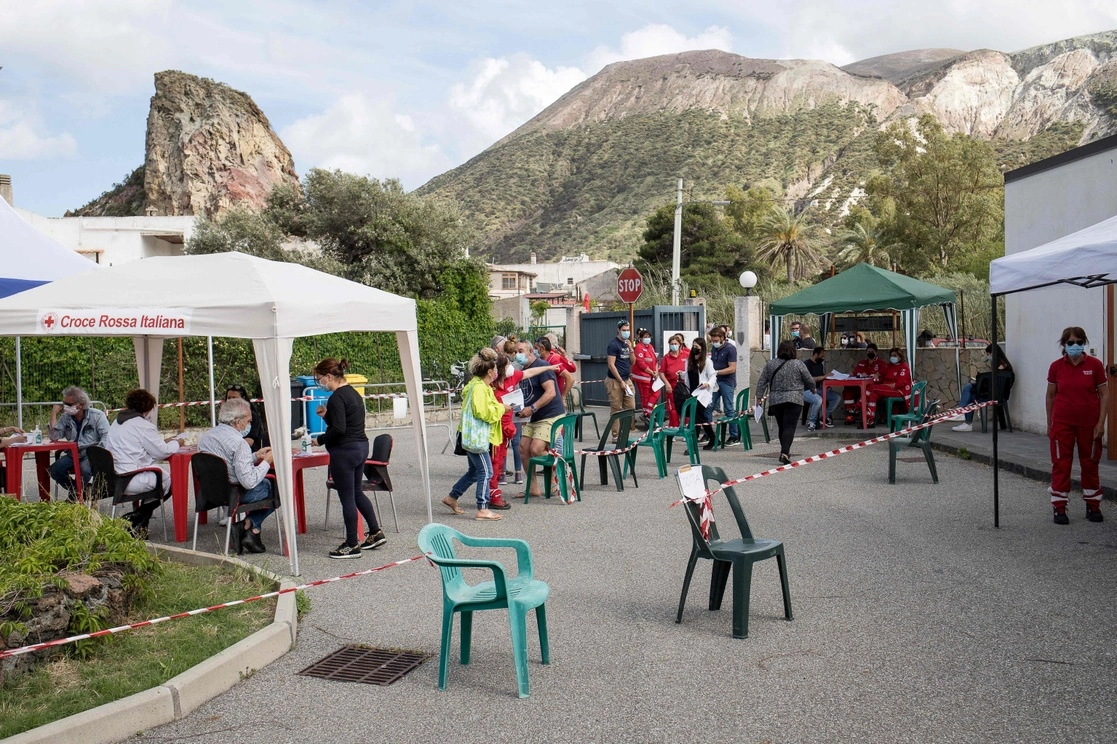 Residentes de la isla italiana Vulcano esperan a ser vacunados contra el coronavirus, el 14 de mayo de 2021. Foto Afp 