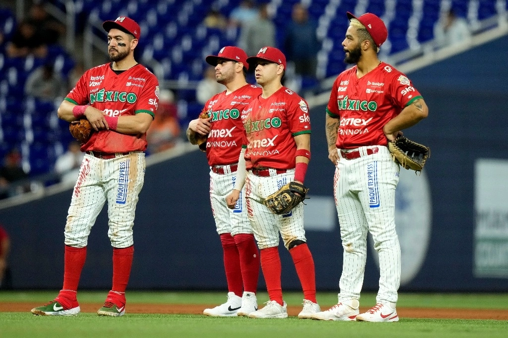 El primera base mexicano Bobby Bradley Jr.-derecha-está en el campo con sus compañeros durante un cambio de lanzador en la séptima entrada del juego de béisbol de la Serie del Caribe contra Venezuela, 5 febrero 2024. Foto Ap