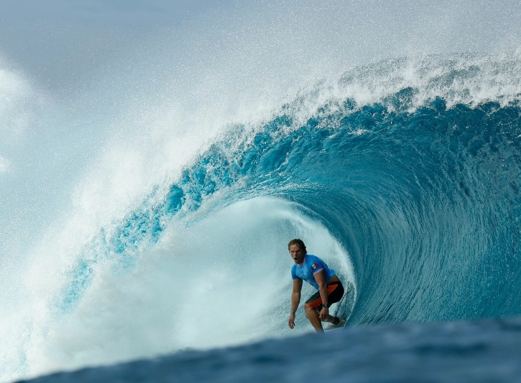 El mexicano Alan Cleland Quiñonez durante la tercera ronda de la competencia de surf, el tercer día de los Juegos Olímpicos de Verano de 2024, en Teahupo'o, Polinesia Francesa, el 29 de julio de 2024. Foto Ap