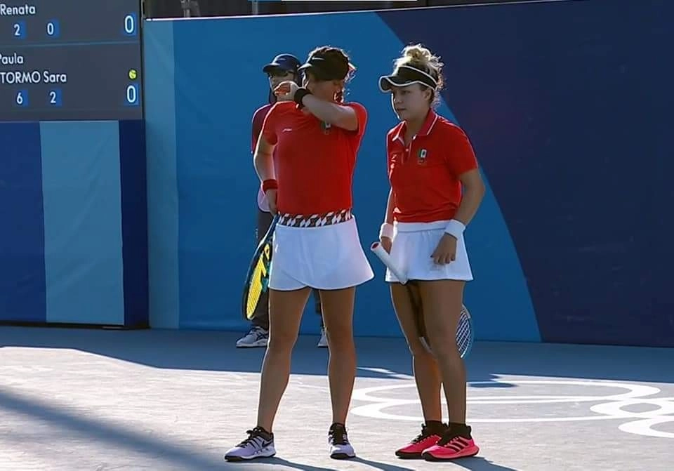 La dupla mexicana de tenis Renata Zarazúa y por Giuliana Olmos, durante el torneo de tenis en Tokio. Foto Twitter @codejalisco
