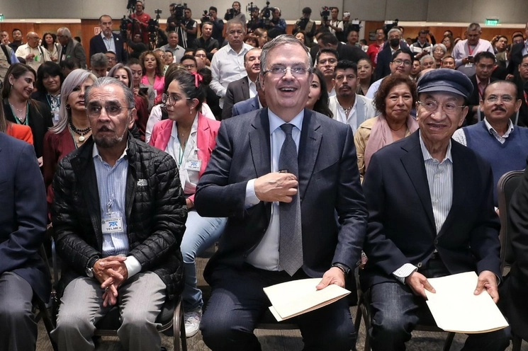 El aspirante de Morena Marcelo Ebrard, acompañado del líder de los telefonistas, Francisco Hernández, y el dirigente de la CROC, Isaías González, atiende a una mesa de diálogo con sindicalistas, en la Ciudad de México, el 23 de agosto de 2023. Foto Marco Peláez