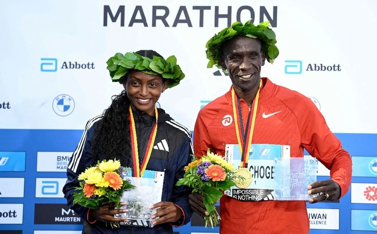 Eliud Kipchoge y Tigist Assefa, campeones del Maratón de Berlín 2023. Foto Afp