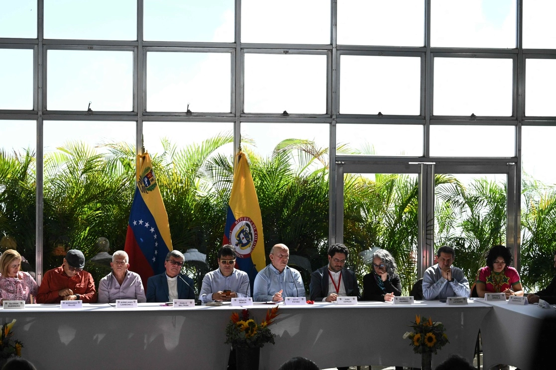 Los representantes del ELN y del gobierno colombiano, durante las pláticas de paz en Caracas, el pasado 12 de diciembre. Foto Afp 