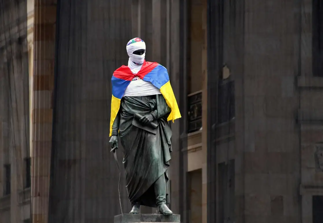 La estatua del héroe independentista Simón Bolívar, en la Plaza Bolívar en Bogotá, amaneció con una playera del Pacto Histórico y de la bandera colombiana, a un día de la victoria del ex guerrillero Gustavo Petro en las presidenciales. Foto Afp