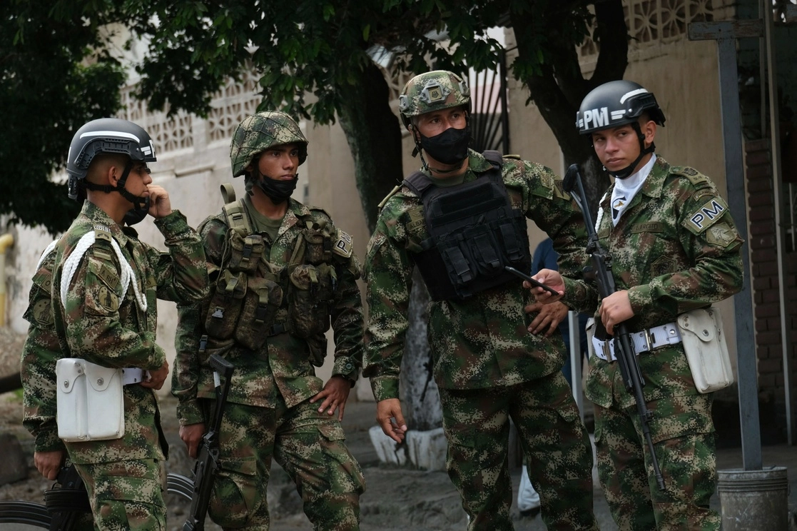 Soldados montan guardia cerca de una base militar donde explotó un coche bomba en Cúcuta, Colombia. Foto Ap