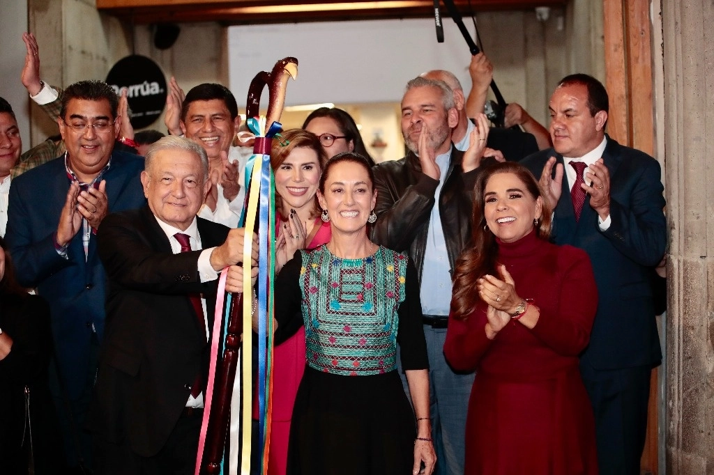 El presidente Andrés Manuel Lopez Obrador y la aspirante presidencial, Claudia Sheinbaum, durante la entrega-recepción del bastón de mando para continuar en la defensa de la 4T, en septiembre pasado. Foto Luis Castillo / archivo 